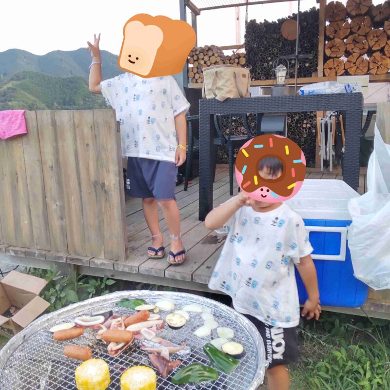 BBQをする子供たち