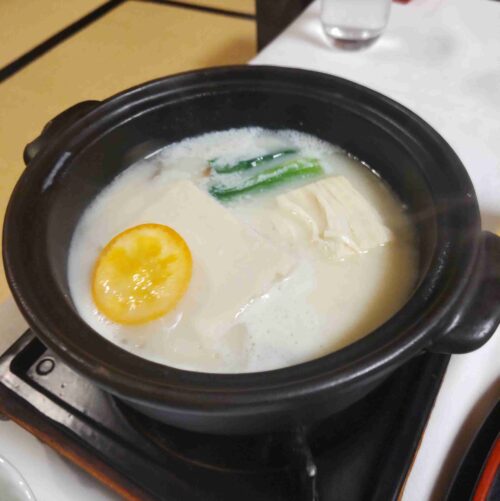 水明館の部屋食。師走の献立より「小鍋の白味噌仕立て」 