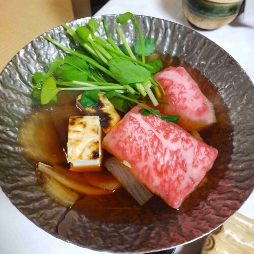 水明館お部屋食。師走の献立より。
強肴は飛騨牛すき煮。