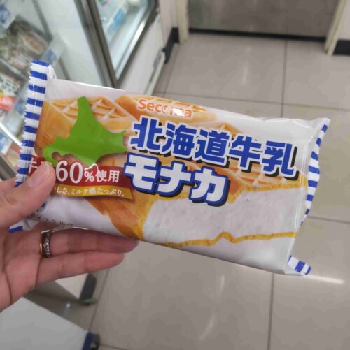 セイコーマートの「北海道牛乳モナカ」
